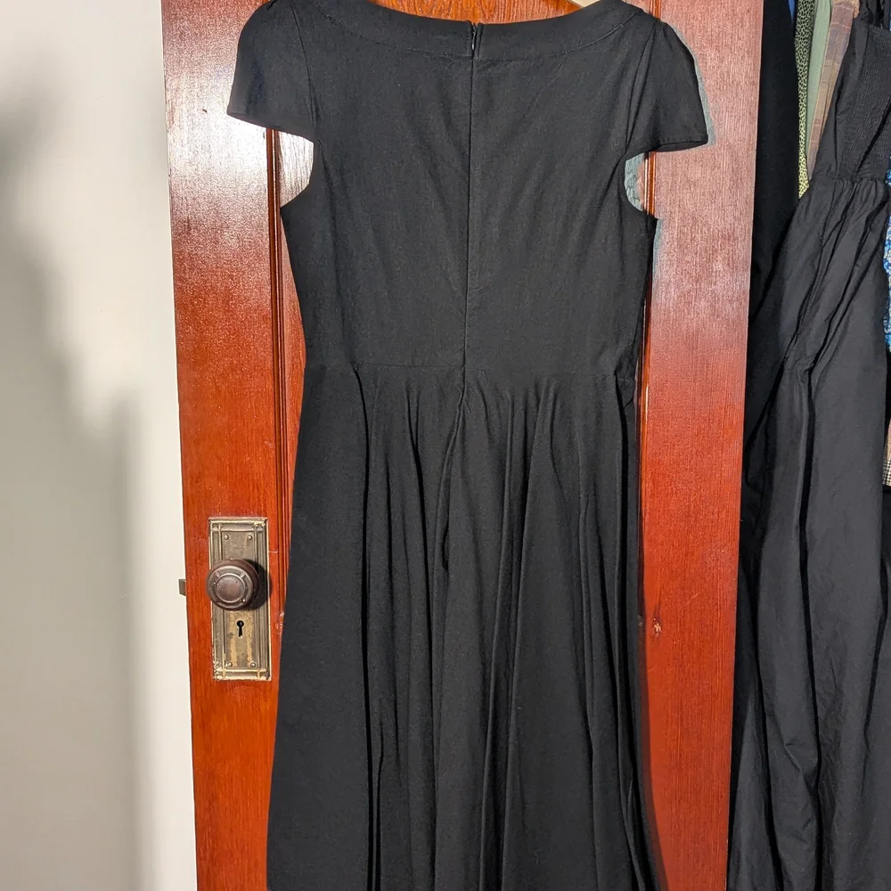 Elegant Black Dress - Picture 2 of 6